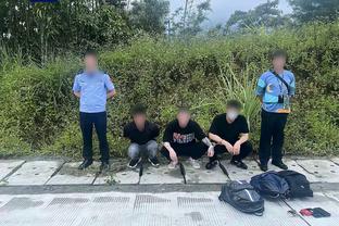 别在这儿发癫？吕迪格在通道试图惊吓安保警察，后者淡定微笑