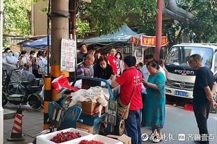 接过亨德森队长袖标！范迪克发文：拿下1分，还需继续努力