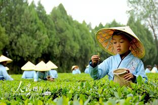 “中卫”德容晒照庆祝胜利，队长罗贝托评论：MVP！